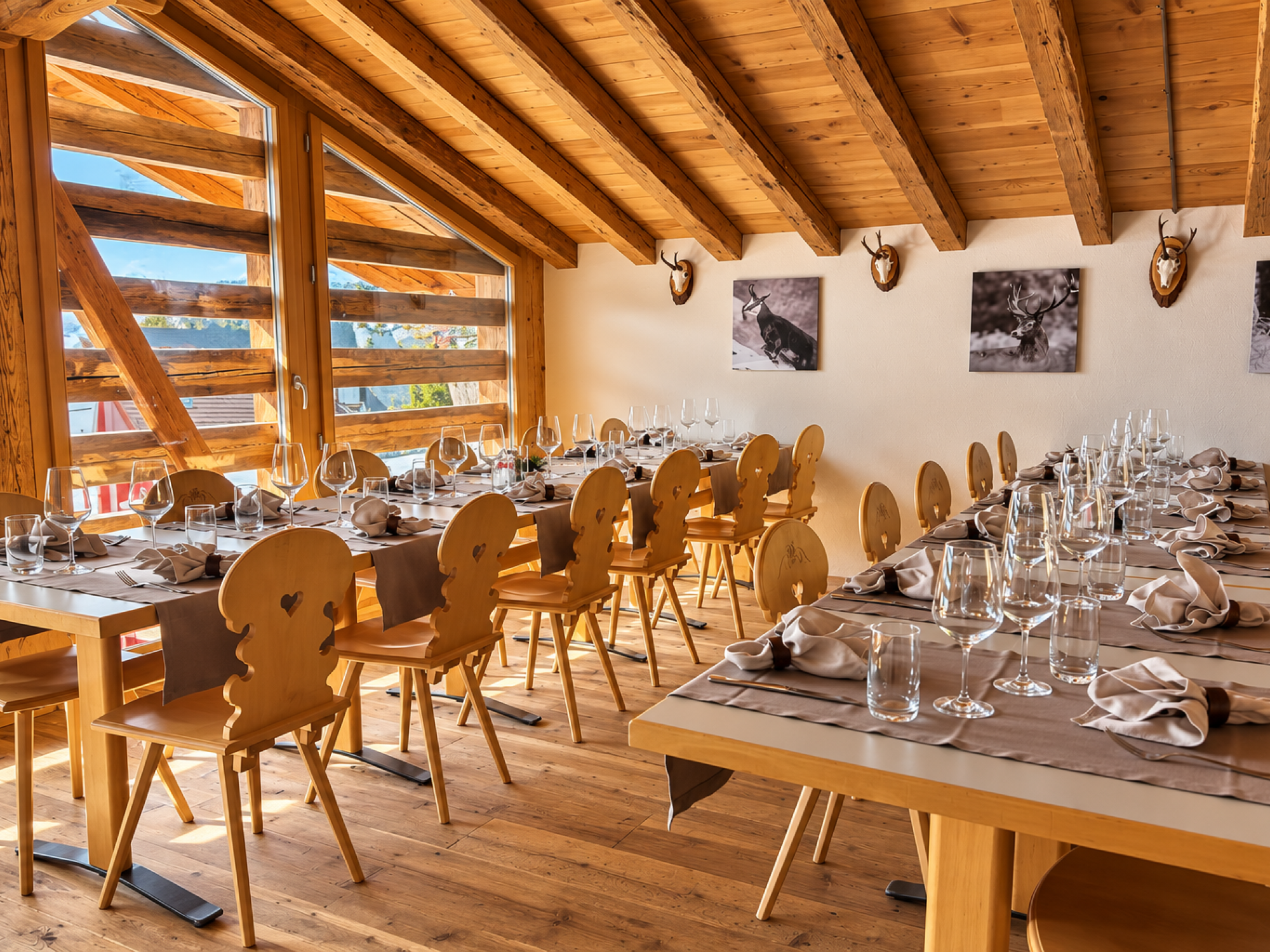 salle_à_manger_alpine_baignée_de_soleil